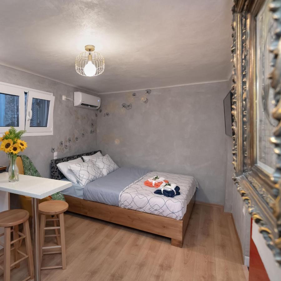 Cozy Tiny Apartment In The Heart Of Plaka Athén Kültér fotó
